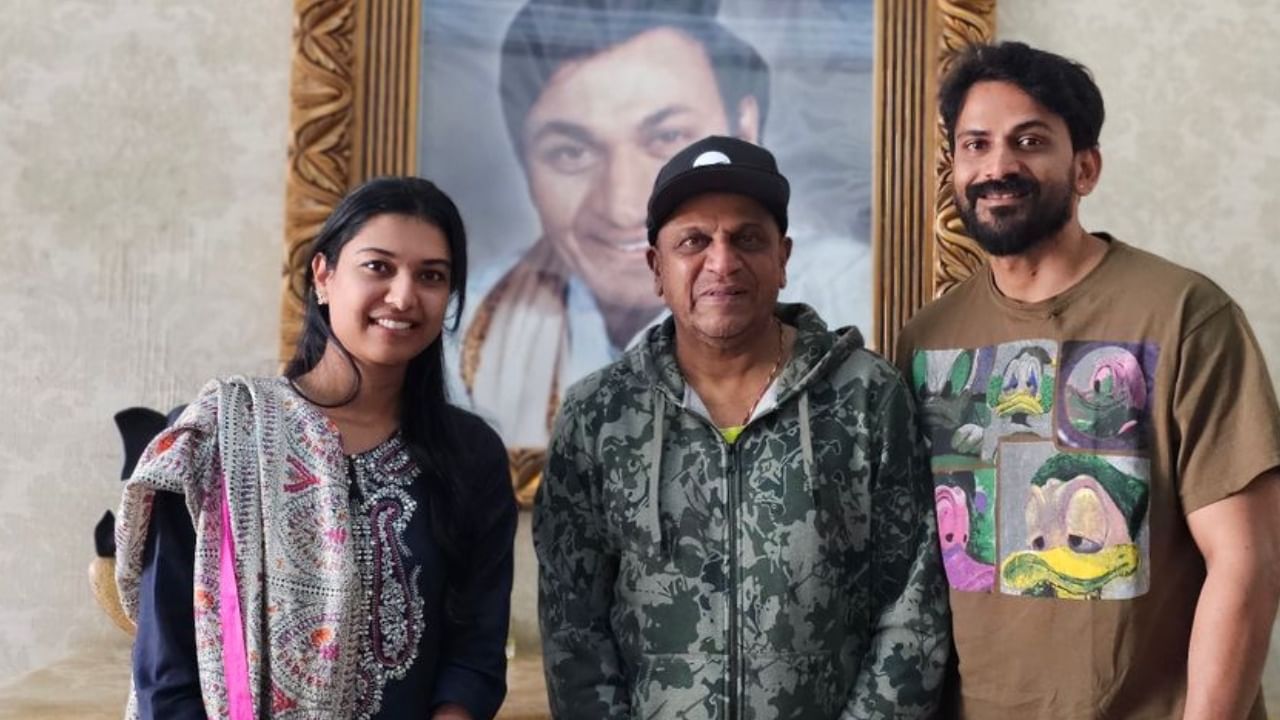 ಡಾಲಿ ಧನಂಜಯ್ ಅವರು ಚಿತ್ರರಂಗದ ಗಣ್ಯರಿಗೂ ಸಹ ಮದುವೆ ಆಹ್ವಾನ ಪಾತ್ರಿಕೆ ನೀಡಿ ಮದುವೆಗೆ ಆಹ್ವಾನಿಸಿದ್ದಾರೆ. ನಟರಾದ ಶಿವರಾಜ್ ಕುಮಾರ್ ಇನ್ನೂ ಕೆಲವು ಪ್ರಮುಖ ನಟರಿಗೆ ಈಗಾಗಲೇ ಆಹ್ವಾನ ಪತ್ರಿಕೆ ನೀಡಿದ್ದಾರೆ.