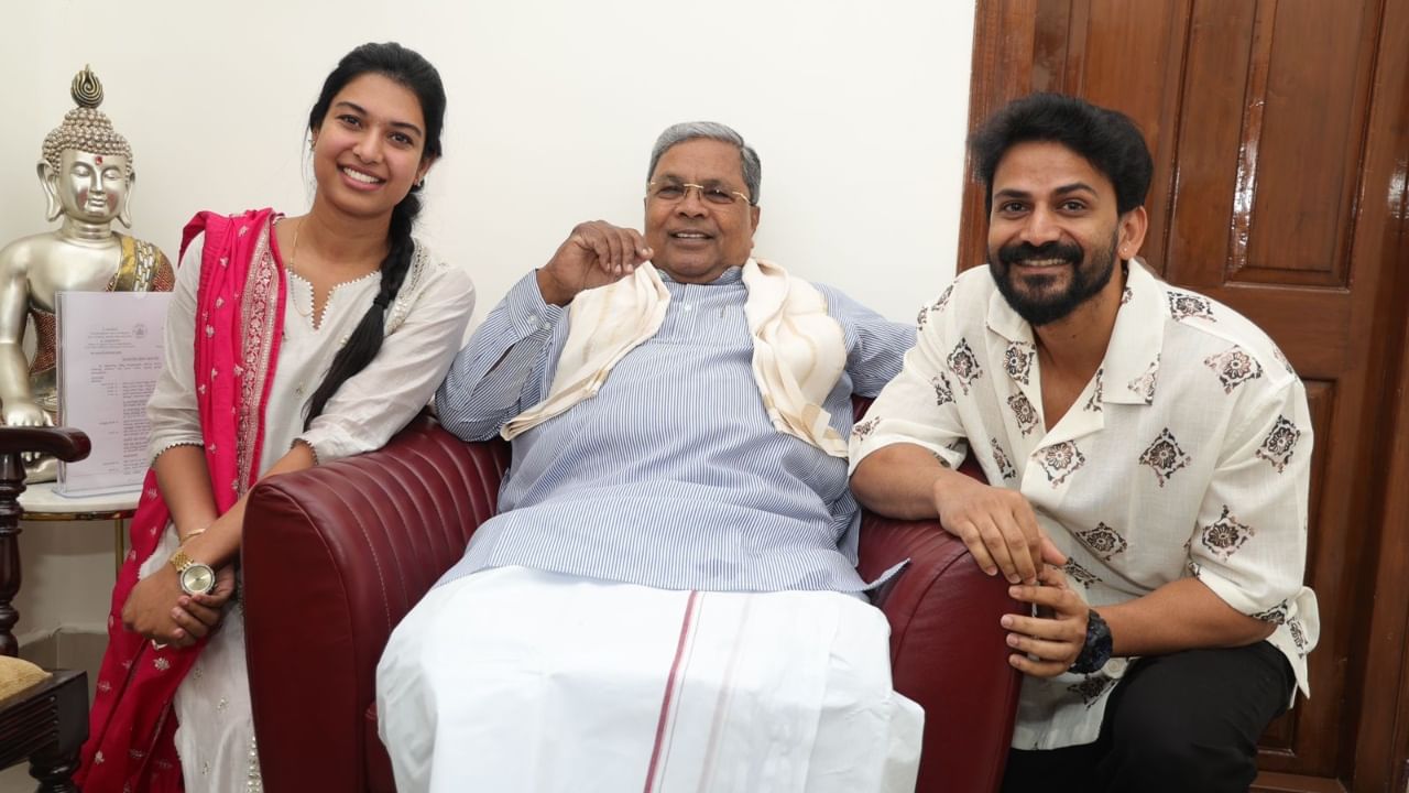 ಕೆಲ ದಿನಗಳ ಹಿಂದಷ್ಟೆ ಸಿಎಂ ಸಿದ್ದರಾಮಯ್ಯ ಮತ್ತು ಮಾಜಿ ಸಿಎಂ ಯಡಿಯೂರಪ್ಪ ಅವರುಗಳಿಗೆ ಮದುವೆ ಆಮಂತ್ರಣ ಪತ್ರಿಕೆ ನೀಡಿ ತಮ್ಮ ಮದುವೆಗೆ ಬಂದು ಆಶೀರ್ವದಿಸುವಂತೆ ಮನವಿ ಮಾಡಿದ್ದರು.
