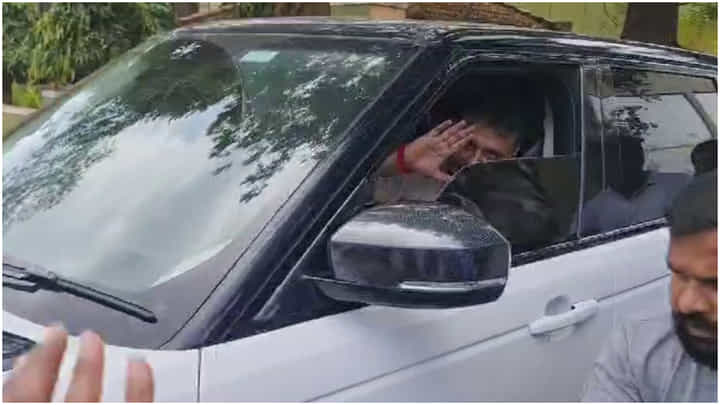 ನೋವಿನಲ್ಲೂ ಅಭಿಮಾನಿಗಳನ್ನು ನೋಡಿ ನಗುತ್ತಾ ಕೈ ಬೀಸಿದ ದರ್ಶನ್ ನೋವಿನಲ್ಲೂ ಅಭಿಮಾನಿಗಳನ್ನು ನೋಡಿ ನಗುತ್ತಾ ಕೈ ಬೀಸಿದ ದರ್ಶನ್