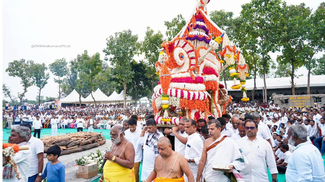 ಎಸ್​ಎಂ ಕೃಷ್ಣ ಅವರ ಅಂತಿಮ ಯಾತ್ರೆಗೆ ಡಿಕೆ ಶಿವಕುಮಾರ್ ಕೂಡ ಹೆಗಲು ಕೊಟ್ರು. ಹೂವಿನಿಂದ ಅಲಂಕಾರಗೊಂಡಿದ್ದ ಪಲ್ಲಕ್ಕಿಗೆ ಹೆಗಲು ಕೊಟ್ಟ ಡಿಕೆಶಿ ಒಂದು ಸುತ್ತು ಬಂದು ಗುರುಗಳಿಗೆ ಅಂತಿಮ ನಮನ ಸಲ್ಲಿಸಿದ್ರು.