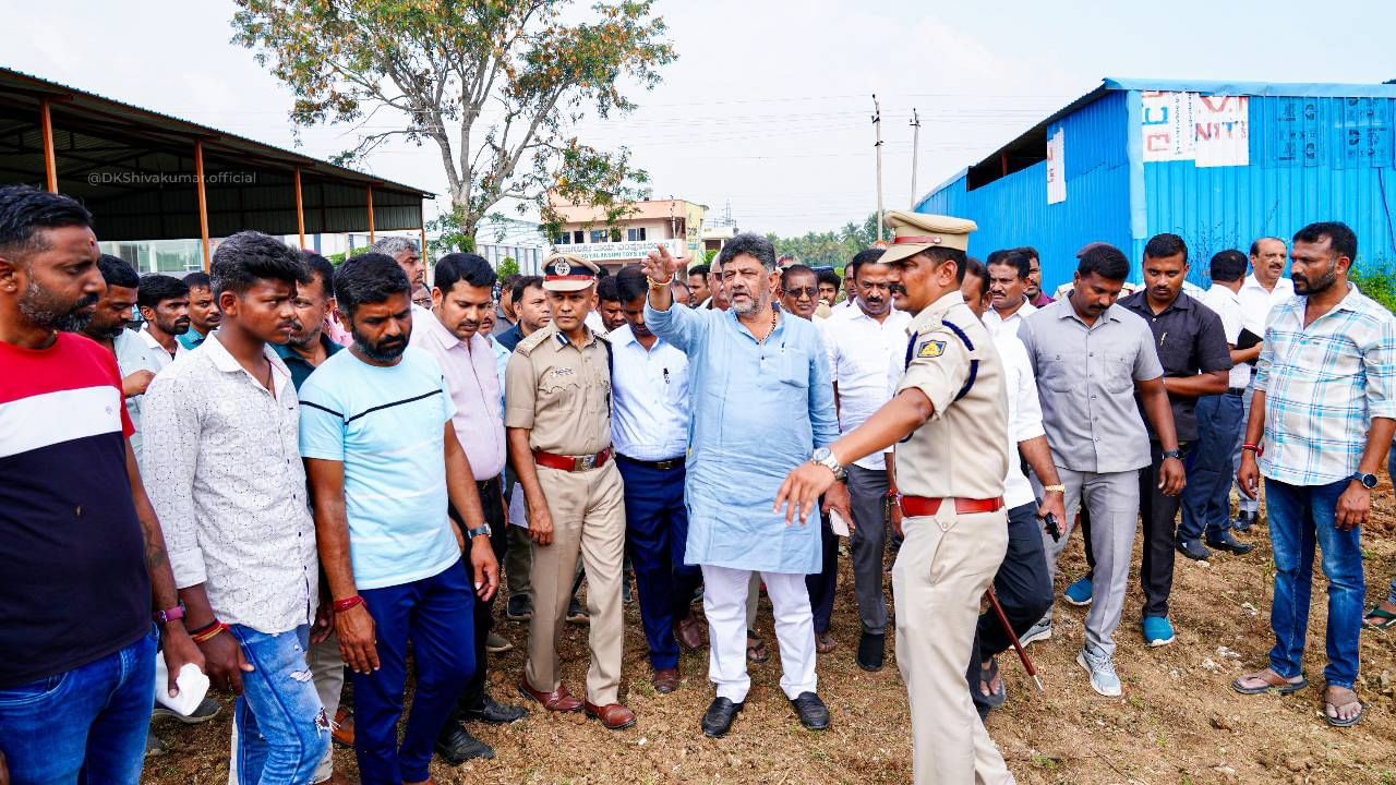 
ತಾವೇ ಖುದ್ದಾಗಿ ಬೆಂಗಳೂರಿನಿಂದ ಸೋಮನಹಳ್ಳಿ, ಸೋಮನಹಳ್ಳಿಯಿಂದ ಬೆಂಗಳೂರಿಗೆ ತಿರುಗಾಡಿ ಕೃಷ್ಣ ಅವರ ಅಂತ್ಯಕ್ರಿಯೆ ಬೇಕಾದ ಎಲ್ಲಾ ವ್ಯವಸ್ಥೆ ಮಾಡಿಸಿದ್ದಾರೆ.