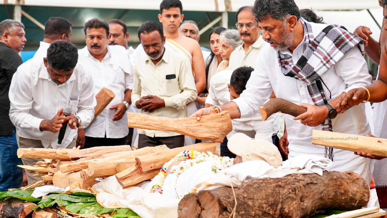 ಡಿಸಿಎಂ ಡಿಕೆ ಶಿವಕುಮಾರ್ ಅವರ ರಾಜಕೀಯ ಬೆಳವಣಿಗೆಯಲ್ಲಿ ಎಸ್​ಎಂ ಕೃಷ್ಣ ಅವರ ಪಾತ್ರ ಕೂಡ ಇದೆ. ಗುರು-ಶಿಷ್ಯರಾದ ಇವರು ಬಳಿಕ ಸಂಬಂಧಿಕರಾದ್ರು. ಎಸ್​ಎಂ ಕೃಷ್ಣ ಅವರ ಗರಡಿಯಲ್ಲೇ ಬೆಳೆದ ಡಿಕೆ ಶಿವಕುಮಾರ್​, ಇಂದು ಗುರುಗೆ ಕಣ್ಣೀರ ವಿದಾಯ ಹೇಳಿದರು. 