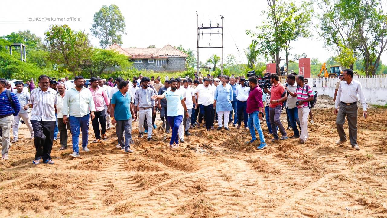 ಎಸ್​ಎಂ ಕೃಷ್ಣ ಅವರ ಹುಟ್ಟೂರಾದ ಮಂಡ್ಯ ಜಿಲ್ಲೆಯ ಮದ್ದೂರು ತಾಲೂಕಿನ ಸೋಮನಹಳ್ಳಿಯಲ್ಲೇ ಅಂತ್ಯಸಂಸ್ಕಾರ ಮಾಡಬೇಕೆಂದಾಗ ಡಿಕೆಶಿ ಸ್ಥಳಕ್ಕೆ ಭೇಟಿ ನೀಡಿದರು. ಅಲ್ಲದೇ ಮುಂದೆ ನಿಂತು ಅಂತ್ಯಕ್ರಿಯೆ ಸ್ಥಳವನ್ನು ಸ್ವಚ್ಛಗೊಳಿಸಿ ಎಲ್ಲಾ ತಯಾರಿ ಮಾಡಿಸಿದ್ದಾರೆ.