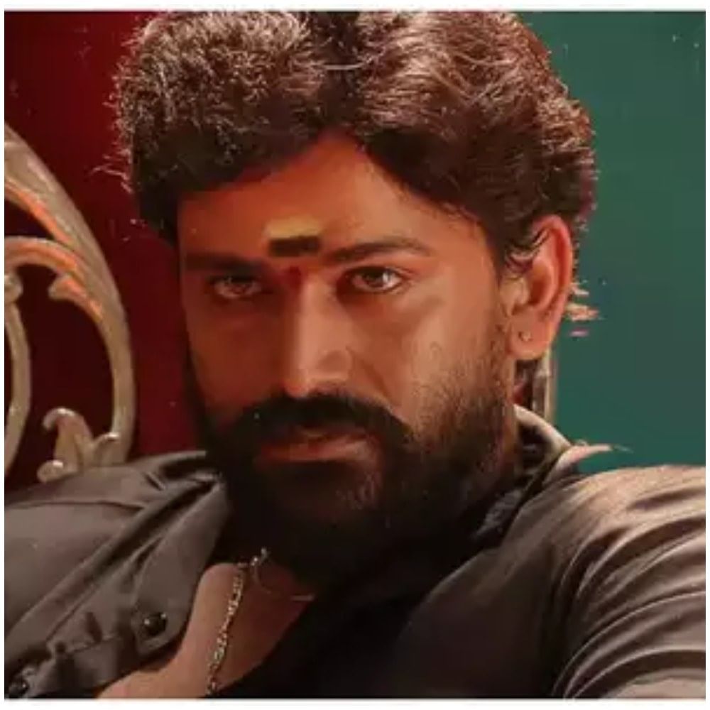 ನಂದ ಗೋಪಾಲ್ ಅವರು ಕೂಡ ‘ಪುಷ್ಪ 2’ ಚಿತ್ರದಲ್ಲಿ ನಟಿಸಿದ್ದಾರೆ. ಅವರ ಪಾತ್ರ ಚಿಕ್ಕದಾಗಿದೆ. ಅವರ ಪಾತ್ರ ಹೆಚ್ಚು ಹೊತ್ತು ತೆರೆಮೇಲೆ ಬರದೇ ಇದ್ದರೂ ಕನ್ನಡದ ಹೀರೋ ಒಬ್ಬರು ಅವರು ನಟಿಸಿದ್ದಾರೆ ಅನ್ನೋದು ವಿಶೇಷ.