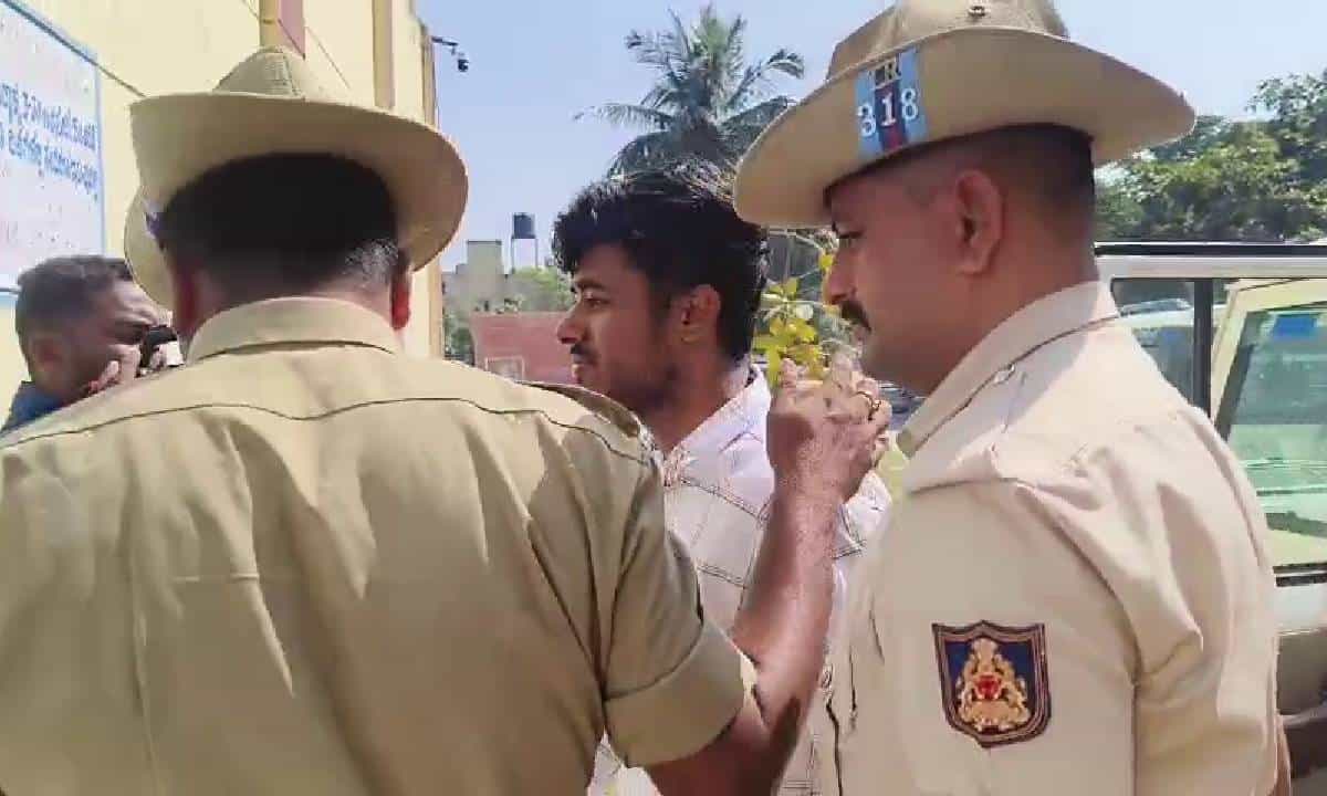 ಡ್ರೋನ್ ಪ್ರತಾಪ್ಗೆ ಮತ್ತಷ್ಟು ಸಂಕಷ್ಟ: ಮುಖ್ಯಮಂತ್ರಿಗಳ ಕಚೇರಿಯಿಂದ ಬಂತು ಮಹತ್ವದ ಸೂಚನೆ ಡ್ರೋನ್ ಪ್ರತಾಪ್ಗೆ ಮತ್ತಷ್ಟು ಸಂಕಷ್ಟ: ಮುಖ್ಯಮಂತ್ರಿಗಳ ಕಚೇರಿಯಿಂದ ಬಂತು ಮಹತ್ವದ ಸೂಚನೆ