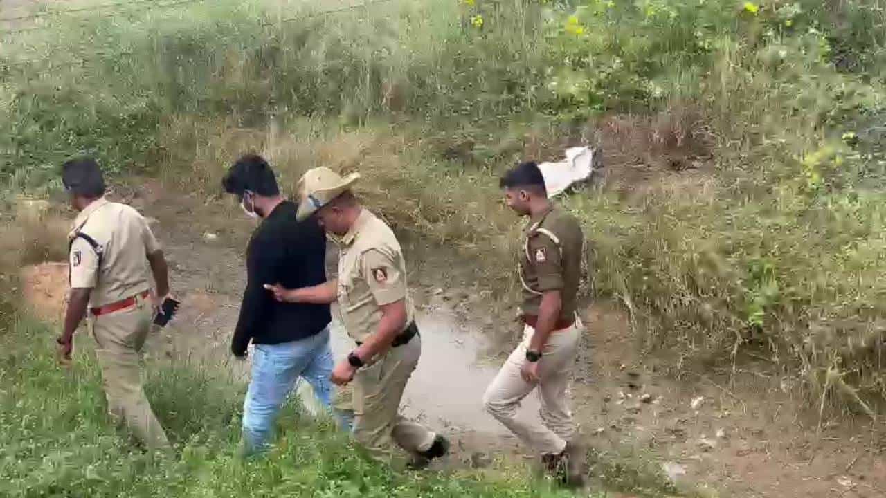 ಈ ಹಿಂದೆಯೂ ಎರಡು ಬಾರಿ ಸ್ಫೋಟಿಸಿದ್ದ ಡ್ರೋನ್ ಪ್ರತಾಪ್: ತನಿಖೆಯಿಂದ ಬಯಲಾಯ್ತು ಇನ್ನಷ್ಟು ಅಚ್ಚರಿಯ ಅಂಶ ಈ ಹಿಂದೆಯೂ ಎರಡು ಬಾರಿ ಸ್ಫೋಟಿಸಿದ್ದ ಡ್ರೋನ್ ಪ್ರತಾಪ್: ತನಿಖೆಯಿಂದ ಬಯಲಾಯ್ತು ಇನ್ನಷ್ಟು ಅಚ್ಚರಿಯ ಅಂಶ