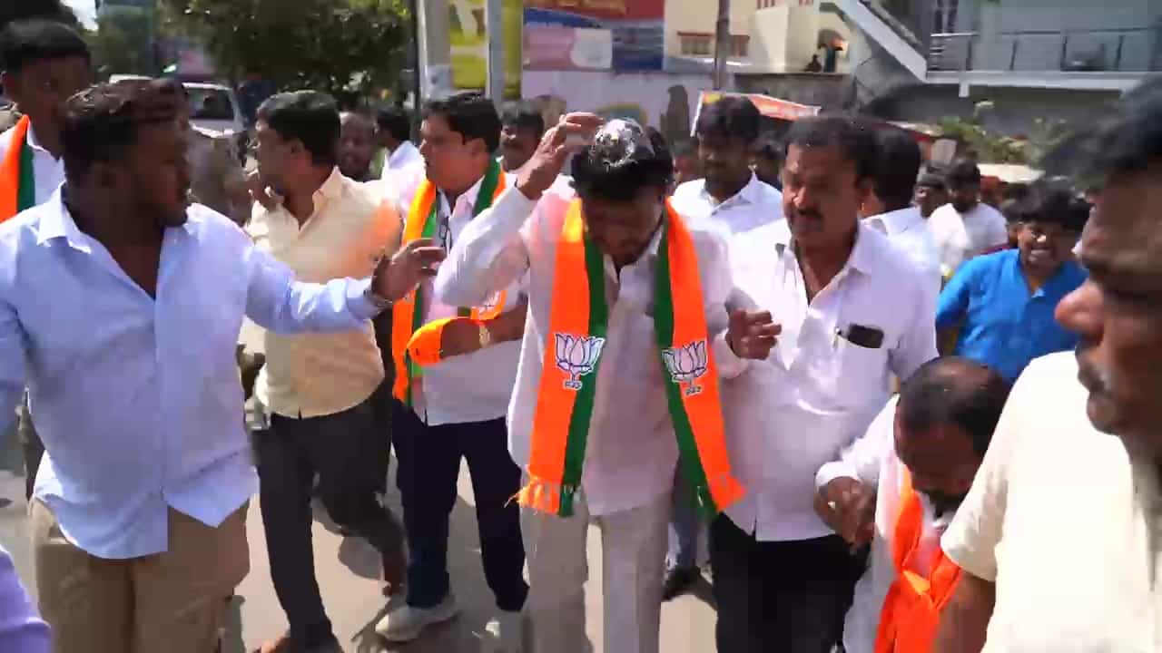 ಮುನಿರತ್ನ ಮೇಲೆ ಮೊಟ್ಟೆ ಎಸೆತ: ಡಿಕೆ ಶಿವಕುಮಾರ್, ಡಿಕೆ ಸುರೇಶ್ ಕುಮ್ಮಕ್ಕಿನಿಂದಲೇ ಕೃತ್ಯ ಎಂದ ಬಿಜೆಪಿ ಶಾಸಕ ಮುನಿರತ್ನ ಮೇಲೆ ಮೊಟ್ಟೆ ಎಸೆತ: ಡಿಕೆ ಶಿವಕುಮಾರ್, ಡಿಕೆ ಸುರೇಶ್ ಕುಮ್ಮಕ್ಕಿನಿಂದಲೇ ಕೃತ್ಯ ಎಂದ ಬಿಜೆಪಿ ಶಾಸಕ