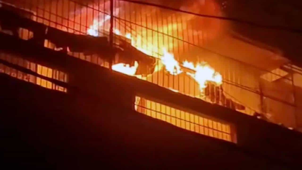 Kathua: ಕಥುವಾದ ಮನೆಗೆ ಬೆಂಕಿ, ಒಂದೇ ಕುಟುಂಬದ 6 ಮಂದಿ ಸಾವು, ನಾಲ್ವರಿಗೆ ಗಾಯ Kathua: ಕಥುವಾದ ಮನೆಗೆ ಬೆಂಕಿ, ಒಂದೇ ಕುಟುಂಬದ 6 ಮಂದಿ ಸಾವು, ನಾಲ್ವರಿಗೆ ಗಾಯ