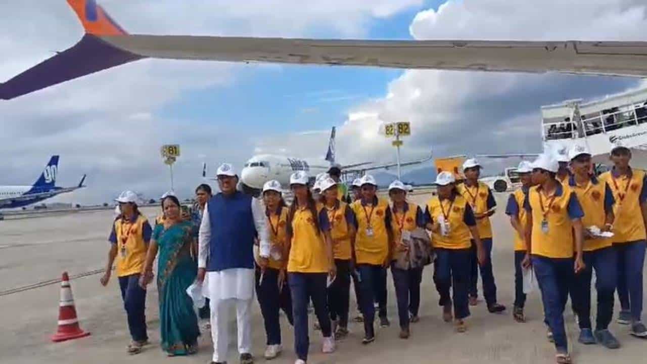 ಎಲ್ಲರಿಗೂ ಆಸೆ ಇದ್ದೆ ಇರುತ್ತೆ. ಒಂದು ಬಾರಿಯಾದರೂ ವಿಮಾನದಲ್ಲಿ ಪ್ರಯಾಣ ಮಾಡಬೇಕು. ಅದರಲ್ಲೂ ಮಧ್ಯಮವರ್ಗದ ಬಡಮಕ್ಕಳು ಕೂಡ ಈ ಕನಸನ್ನ ಕಾಣುತ್ತಿರುತ್ತಾರೆ. ಸದ್ಯ ಆ ಕನಸು ನನಸಾಗಿದೆ. ವಿದ್ಯಾರ್ಥಿಗಳಿಗೆ ಶಿಕ್ಷಕರೊಬ್ಬರು ವಿಮಾನ ಭಾಗ್ಯ ಕಲ್ಪಿಸಿದ್ದು, ಮಕ್ಕಳೊಂದಿಗೆ ಶಿಕ್ಷಕರು ಫುಲ್ ಖುಷ್ ಆಗಿದ್ದಾರೆ.