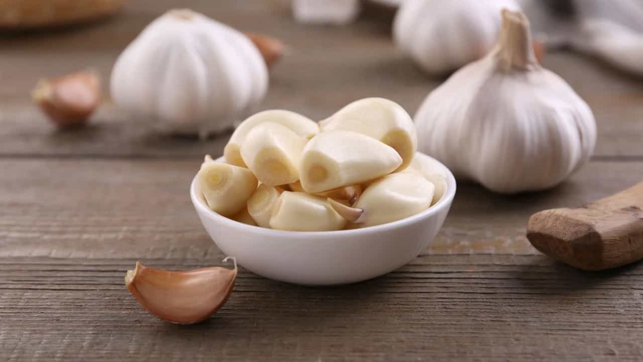 Garlic Benefits: ಚಳಿಗಾಲದಲ್ಲಿ ಖಾಲಿ ಹೊಟ್ಟೆಗೆ ಬೆಳ್ಳುಳ್ಳಿ ತಿನ್ನುವುದು ಒಳ್ಳೆಯದೇ? Garlic Benefits: ಚಳಿಗಾಲದಲ್ಲಿ ಖಾಲಿ ಹೊಟ್ಟೆಗೆ ಬೆಳ್ಳುಳ್ಳಿ ತಿನ್ನುವುದು ಒಳ್ಳೆಯದೇ?