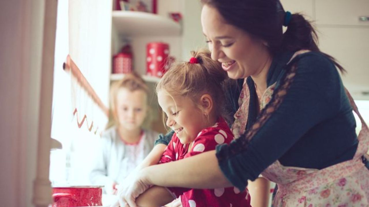 Parenting Tips : ಈ ಗುಣಗಳು ನಿಮ್ಮಲ್ಲಿದ್ದರೆ ಮಕ್ಕಳ ಪಾಲಿಗೆ ನೀವು ಫೇವರಿಟ್ ಅಮ್ಮನೇ ಬಿಡಿ Parenting Tips : ಈ ಗುಣಗಳು ನಿಮ್ಮಲ್ಲಿದ್ದರೆ ಮಕ್ಕಳ ಪಾಲಿಗೆ ನೀವು ಫೇವರಿಟ್ ಅಮ್ಮನೇ ಬಿಡಿ