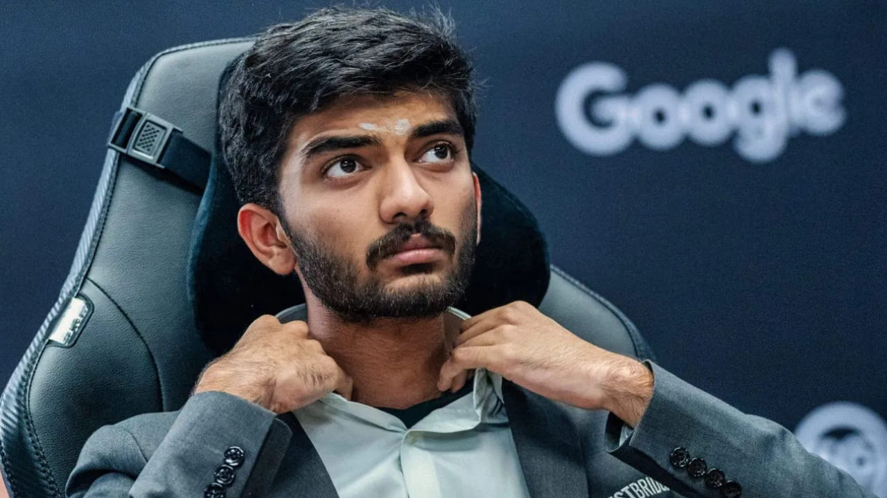 ಸಿಂಗಾಪುರದ ರೆಸಾರ್ಟ್ಸ್ ವರ್ಲ್ಡ್ ಸೆಂಟೋಸಾದಲ್ಲಿರುವ ಈಕ್ವೇರಿಯಸ್ ಹೋಟೆಲ್‌ನಲ್ಲಿ ನಡೆಯುತ್ತಿರುವ 2024 ರ ವಿಶ್ವ ಚೆಸ್ ಚಾಂಪಿಯನ್‌ಶಿಪ್ 11ನೇ ಗೇಮ್​ನಲ್ಲಿ ಭಾರತದ 18 ವರ್ಷದ ಗ್ರ್ಯಾಂಡ್‌ಮಾಸ್ಟರ್ ಡಿ ಗುಕೇಶ್, ಹಾಲಿ ಚಾಂಪಿಯನ್ ಚೀನಾದ ಡಿಂಗ್ ಲಿರೆನ್ ಅವರನ್ನು ಸೋಲಿಸುವ ಮೂಲಕ ಪ್ರಶಸ್ತಿಗೆ ಇನ್ನಷ್ಟು ಹತ್ತಿರವಾಗಿದ್ದಾರೆ.