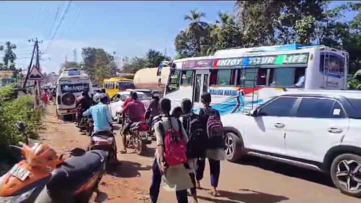 ಗೋಕರ್ಣ, ಮುರುಡೇಶ್ವರಕ್ಕೆ ಪ್ರವಾಸಿಗರ ದಂಡು: ಹೊನ್ನಾವರದಲ್ಲಿ ಟ್ರಾಫಿಕ್ ಜಾಮ್ ಗೋಕರ್ಣ, ಮುರುಡೇಶ್ವರಕ್ಕೆ ಪ್ರವಾಸಿಗರ ದಂಡು: ಹೊನ್ನಾವರದಲ್ಲಿ ಟ್ರಾಫಿಕ್ ಜಾಮ್