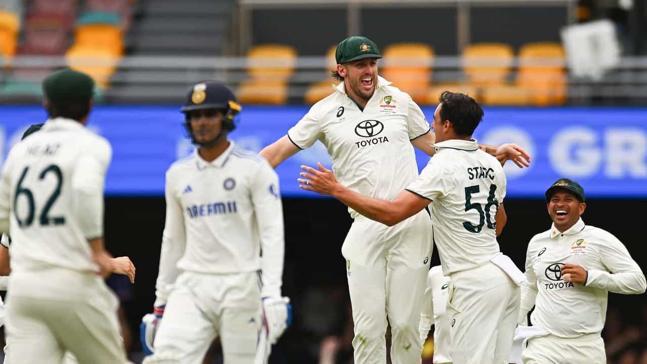 ಬ್ರಿಸ್ಬೇನ್ನಲ್ಲಿ ನಡೆಯುತ್ತಿರುವ ಆಸ್ಟ್ರೇಲಿಯಾ ವಿರುದ್ಧದ ಮೂರನೇ ಟೆಸ್ಟ್ ಪಂದ್ಯದ ಮೊದಲ ಇನಿಂಗ್ಸ್ನಲ್ಲಿ ಟೀಮ್ ಇಂಡಿಯಾ 51.5 ಓವರ್ಗಳ ಮುಕ್ತಾಯದ ವೇಳೆಗೆ 180 ರನ್ಗಳಿಗೆ 6 ವಿಕೆಟ್ ಕಳೆದುಕೊಂಡಿದೆ. ಆಸ್ಟ್ರೇಲಿಯಾ ಕಲೆಹಾಕಿದ 445 ರನ್ಗಳಿಗೆ ಉತ್ತರವಾಗಿ ಇನಿಂಗ್ಸ್ ಆರಂಭಿಸಿದ ನಿರೀಕ್ಷಿತ ಆರಂಭ ಪಡೆದಿರಲಿಲ್ಲ.