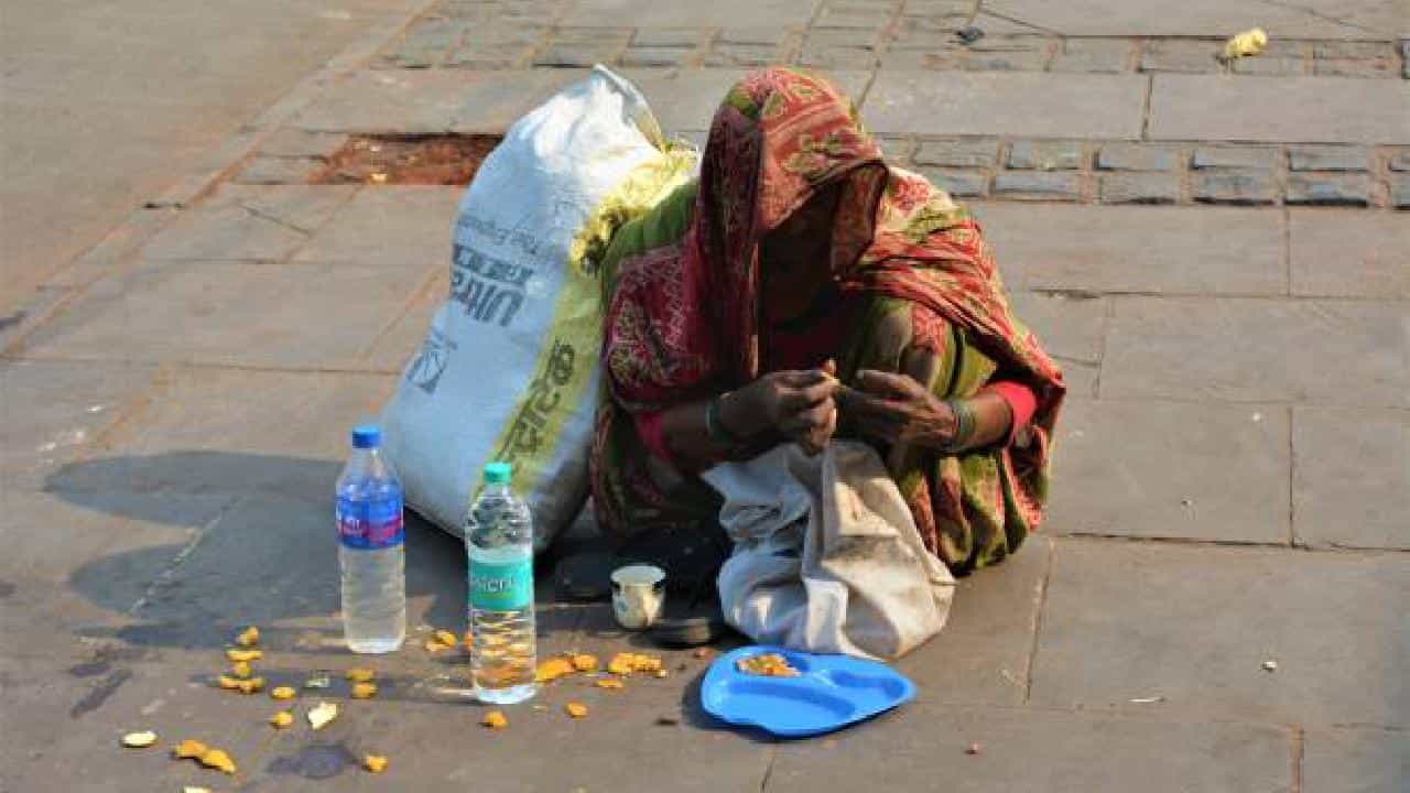 ಭಿಕ್ಷುಕಿಯ ಪ್ಲಾಸ್ಟಿಕ್ ಚೀಲದೊಳಗೆ 40 ಪರ್ಸ್, 75000 ರೂ. ನಗದು ಪತ್ತೆ ಭಿಕ್ಷುಕಿಯ ಪ್ಲಾಸ್ಟಿಕ್ ಚೀಲದೊಳಗೆ 40 ಪರ್ಸ್, 75000 ರೂ. ನಗದು ಪತ್ತೆ