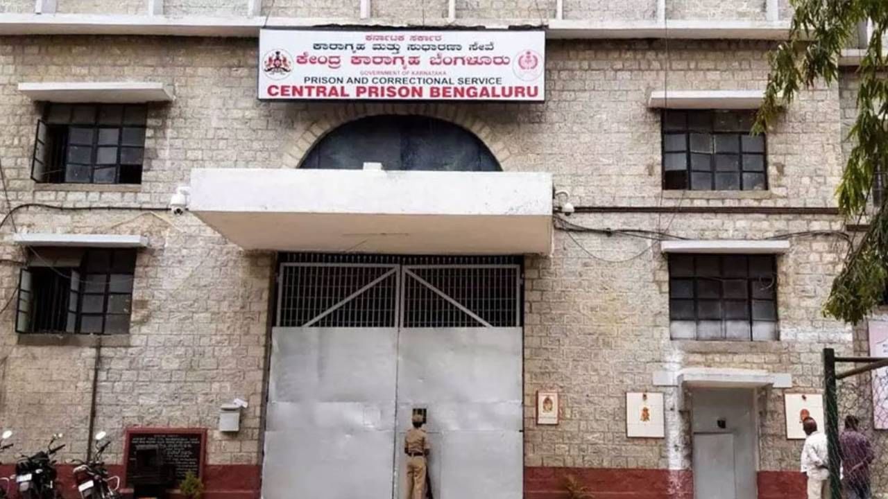 ಪರಪ್ಪನ ಅಗ್ರಹಾರ ಜೈಲಿನಲ್ಲಿ ಮತ್ತೆ ಮೊಬೈಲ್ ಸೌಂಡ್: ಎಷ್ಟೇ ರೇಡ್ ಮಾಡಿದ್ರೂ ಅದೇ ರಾಗ ಅದೇ ಹಾಡು! ಪರಪ್ಪನ ಅಗ್ರಹಾರ ಜೈಲಿನಲ್ಲಿ ಮತ್ತೆ ಮೊಬೈಲ್ ಸೌಂಡ್: ಎಷ್ಟೇ ರೇಡ್ ಮಾಡಿದ್ರೂ ಅದೇ ರಾಗ ಅದೇ ಹಾಡು!