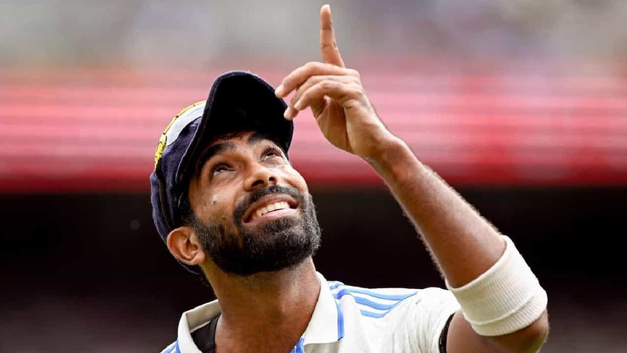 ಮೆಲ್ಬೋರ್ನ್ನಲ್ಲಿ ನಡೆಯುತ್ತಿರುವ ಆಸ್ಟ್ರೇಲಿಯಾ ವಿರುದ್ಧದ 4ನೇ ಟೆಸ್ಟ್ ಪಂದ್ಯದ ಮೊದಲ ಇನಿಂಗ್ಸ್ನಲ್ಲಿ 4 ವಿಕೆಟ್ ಕಬಳಿಸಿದ್ದ ಟೀಮ್ ಇಂಡಿಯಾ ವೇಗಿ ಜಸ್ಪ್ರೀತ್ ಬುಮ್ರಾ, ಇದೀಗ ದ್ವಿತೀಯ ಇನಿಂಗ್ಸ್ನಲ್ಲಿ ಮತ್ತೆ 4* ವಿಕೆಟ್ ಉರುಳಿಸಿದ್ದಾರೆ. ಈ 8 ವಿಕೆಟ್ಗಳೊಂದಿಗೆ ಬುಮ್ರಾ ಟೆಸ್ಟ್ ಕ್ರಿಕೆಟ್ನಲ್ಲಿ 200* ವಿಕೆಟ್ಗಳನ್ನು ಪೂರೈಸಿದ್ದಾರೆ.