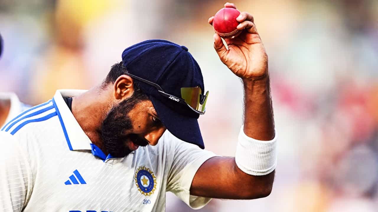 ಆಸ್ಟ್ರೇಲಿಯಾದಲ್ಲಿ ಜಸ್ಪ್ರೀತ್ ಬುಮ್ರಾ ಅವರ ಬೆಂಕಿ ಬೌಲಿಂಗ್ ಮುಂದುವರೆದಿದೆ. ಪರ್ತ್ನಲ್ಲಿ ನಡೆದ ಮೊದಲ ಟೆಸ್ಟ್ ಪಂದ್ಯದಲ್ಲಿ 8 ವಿಕೆಟ್ ಕಬಳಿಸಿದ್ದ ಬುಮ್ರಾ, ಅಡಿಲೇಡ್ನಲ್ಲಿ ನಡೆದ ದ್ವಿತೀಯ ಪಂದ್ಯದಲ್ಲಿ 4 ವಿಕೆಟ್ ಉರುಳಿಸಿದ್ದರು. ಇನ್ನು ಬ್ರಿಸ್ಬೇನ್ನಲ್ಲಿ ನಡೆದ ಮೂರನೇ ಪಂದ್ಯದಲ್ಲಿ 9 ವಿಕೆಟ್ ಕಬಳಿಸಿದ್ದರು.