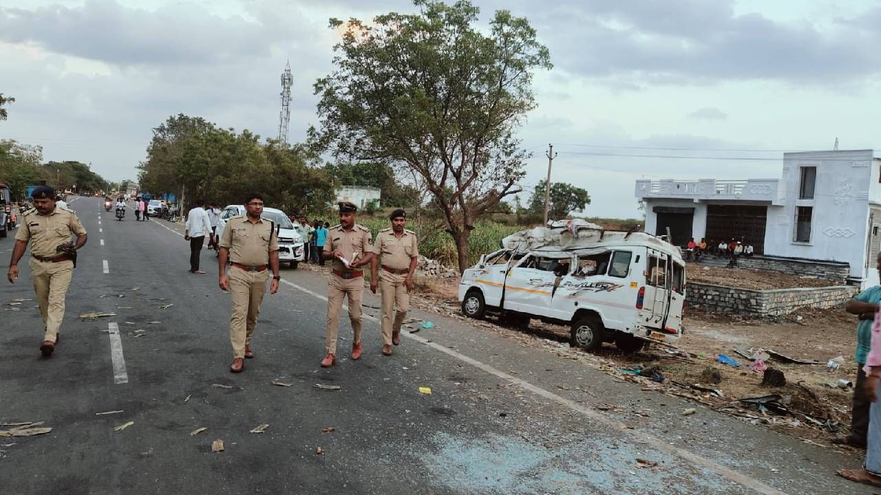 ಕಲಬುರಗಿ ಬಳಿಯ ಗೊಬ್ಬೂರ್(ಬಿ) ಗ್ರಾಮದ ಬಳಿ ಟಿಟಿ, ಲಾರಿ ಮತ್ತು ಬೈಕ್ ನಡುವೆ ನಡೆದ ಸರಣಿ ಅಪಘಾತದಲ್ಲಿ ಮೂವರು ಸಾವನ್ನಪ್ಪಿದ್ದಾರೆ. 29 ವರ್ಷದ ಅನೂಪ್ ಮಾಧವ್, ವಿನುತಾ(54) ಹಾಗೂ ಬಸವರಾಜ್(33) ಮೃತ ದುರ್ವೈವಿಗಳು.