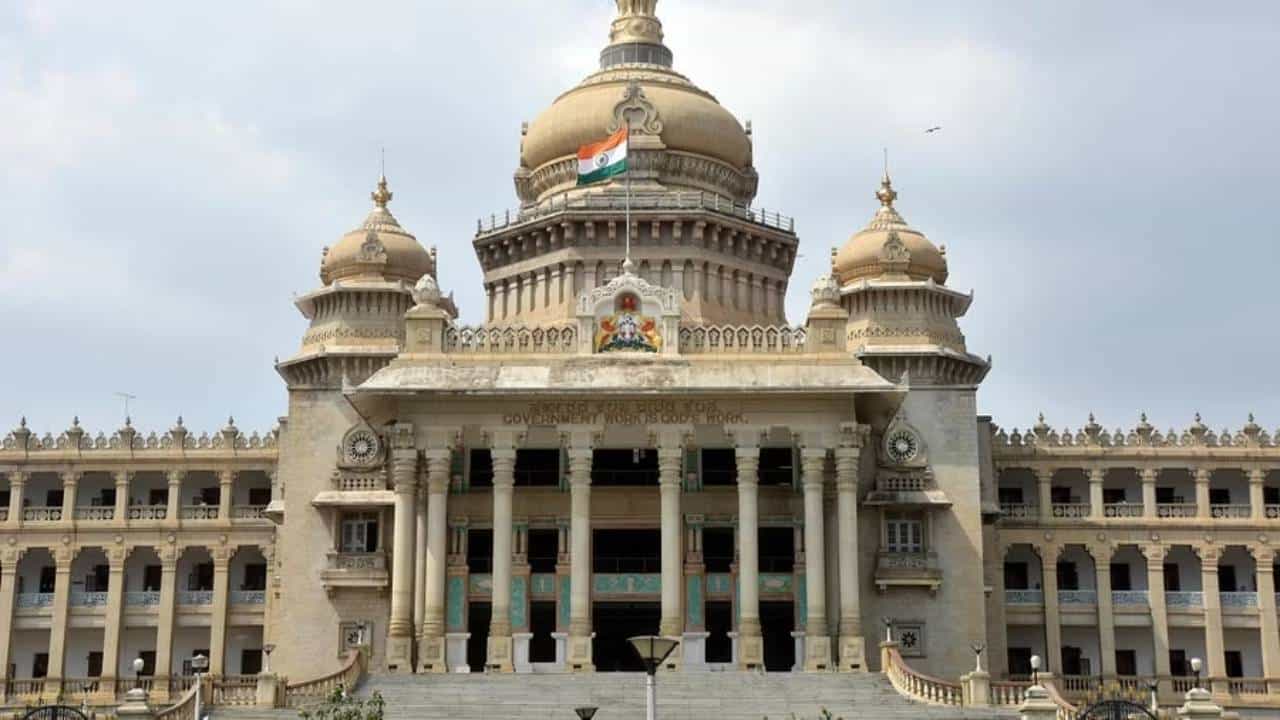 ಬಳ್ಳಾರಿ ಬಾಣಂತಿಯರ ಸಾವು ಕೇಸ್: ಐಎಎಸ್ ಅಧಿಕಾರಿ ನೇತೃತ್ವದಲ್ಲಿ ಪರಿಶೀಲನಾ ತಂಡ ರಚನೆ ಬಳ್ಳಾರಿ ಬಾಣಂತಿಯರ ಸಾವು ಕೇಸ್: ಐಎಎಸ್ ಅಧಿಕಾರಿ ನೇತೃತ್ವದಲ್ಲಿ ಪರಿಶೀಲನಾ ತಂಡ ರಚನೆ