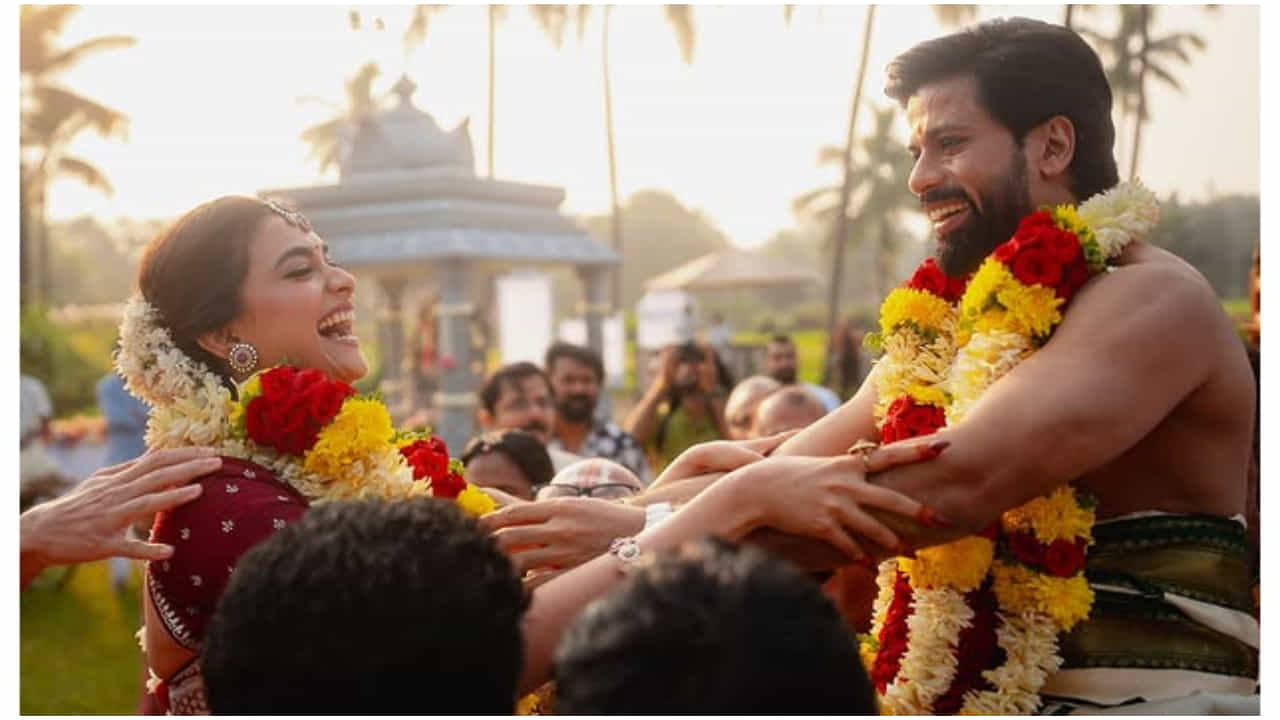 ಗೋವಾದಲ್ಲಿ ಕೀರ್ತಿ ಸುರೇಶ್ ಹಾಗೂ ಆಂಟೊನಿ ತಟ್ಟಿಲ್ ಅವರು ಇಂದು (ಡಿಸೆಂಬರ್ 12) ಹಸೆಮಣೆ ಏರಿದ್ದಾರೆ. ವೈವಾಹಿಕ ಜೀವನಕ್ಕೆ ಕಾಲಿಟ್ಟಿರುವ ಈ ಜೋಡಿಗೆ ಎಲ್ಲರೂ ಶುಭ ಕೋರುತ್ತಿದ್ದಾರೆ. ಆಪ್ತರು ಮತ್ತು ಕುಟುಂಬದವರು ಮಾತ್ರ ವಿವಾಹದಲ್ಲಿ ಭಾಗಿ ಆಗಿದ್ದಾರೆ.