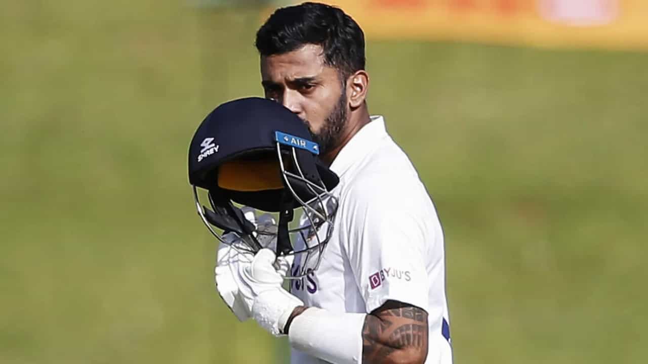 ಕೆಎಲ್ ರಾಹುಲ್ ಅಂತಾರಾಷ್ಟ್ರೀಯ ಕ್ರಿಕೆಟ್ಗೆ ಪಾದಾರ್ಪಣೆ ಮಾಡಿ ಇಂದಿಗೆ 10 ವರ್ಷಗಳಾಗಿವೆ. ವಿಶೇಷ ಎಂದರೆ ಯಾವ ಮೈದಾನದಲ್ಲಿ ಚೊಚ್ಚಲ ಪಂದ್ಯವಾಡಿದ್ದರೋ, ಇದೀಗ ಅದೇ ಮೈದಾನದ ಮೂಲಕ 10 ವರ್ಷವನ್ನು ಪೂರೈಸಿದ್ದಾರೆ. ಅಂದರೆ ಕೆಎಲ್ ರಾಹುಲ್ ಮೆಲ್ಬೋರ್ನ್ನಲ್ಲಿ ಆಸ್ಟ್ರೇಲಿಯಾ ವಿರುದ್ಧ ಕಣಕ್ಕಿಳಿಯುವ ಟೆಸ್ಟ್ ಕೆರಿಯರ್ ಆರಂಭಿಸಿದ್ದರು.