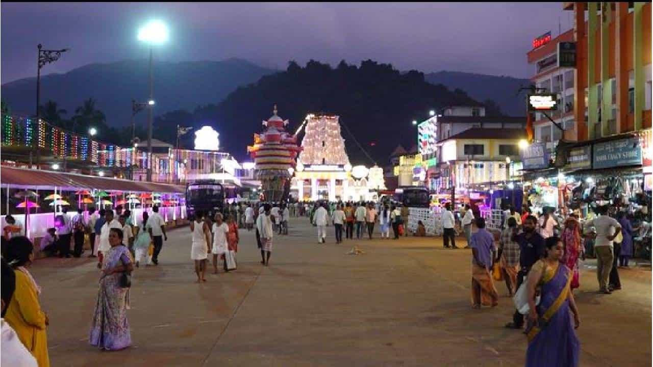 ಅದು ಪ್ರಾಕೃತಿಕ ಸೌಂದರ್ಯದ ನೆಲೆವೀಡು. ಪುರಾಣ ಪ್ರಸಿದ್ದ ಹಿನ್ನೆಲೆಯ ಸ್ವಯಂ ವ್ಯಕ್ತ ಪುಣ್ಯ ಭೂಮಿ. ನಾಗದೋಷ ಪರಿಹಾರಕ್ಕೆ ಜಾಗತಿಕವಾಗಿ ಮನ್ನಣೆ ಗಳಿಸಿದ ರಾಜ್ಯದ ಇತಿಹಾಸ ಪ್ರಸಿದ್ಧ ನಾಗ ಕ್ಷೇತ್ರ. ಇಂತಹ ಪಾವನ ಪುಣ್ಯ ಕ್ಷೇತ್ರದಲ್ಲಿಂದು ಅತ್ಯಂತ ಶ್ರದ್ಧಾ ಭಕ್ತಿಯ ಚಂಪಾಷಷ್ಠಿ ಉತ್ಸವ ನಿನ್ನೆ ಸಂಪನ್ನಗೊಂಡಿದೆ. ಕುಕ್ಕೆ ಸುಬ್ರಹ್ಮಣ್ಯ ಸ್ವಾಮಿಯ ಬ್ರಹ್ಮ ರಥೋತ್ಸವವನ್ನ ಲಕ್ಷಾಂತರ ಭಕ್ತ ಸಮುದಾಯ ಕಣ್ಮುಂಬಿಕೊಂಡಿದ್ದಾರೆ.