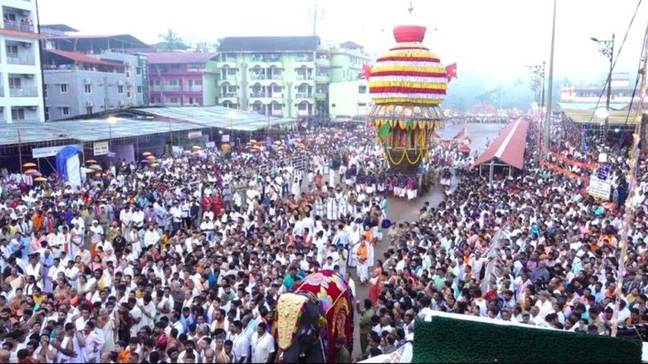 ಮೊದಲಿಗೆ ಪಂಚಮಿ ರಥವನ್ನ ಎಳೆದ್ರೆ, ನಂತ್ರ ಬ್ರಹ್ಮರಥವನ್ನ ಎಳೆಯಲಾಗುತ್ತೆ. ಈ ವೇಳೆ ಭಕ್ತಾಧಿಕಾರಿ ತಮ್ಮ ಹರಕೆಯಂತೆ ಕಾಳಮೆಣಸು, ಹಣ ಮತ್ತು ಏಲಕ್ಕಿಯನ್ನ ರಥಕ್ಕೆ ಎಸೆದು ಕೃತಾರ್ಥರಾದ್ರು. ಅಲ್ಲದೇ ಅನೇಕ ಮಂದಿ ರಥವನ್ನ ಎಳೆದು ಧನ್ಯರಾದ್ರು. ಹೀಗಾಗಿ ಕುಕ್ಕೆ ಸುಬ್ರಹ್ಮಣ್ಯನ ಬ್ರಹ್ಮರಥೋತ್ಸವ ಯಾವುದೇ ವಿಘ್ನಗಳಿಲ್ಲದೇ ನಿರ್ವಿಘ್ನವಾಗಿ ನಡಿಯಿತು. ಊರು-ಪರವೂರಿಗಳಿಂದ ಬಂದ ಲಕ್ಷಾಂತರ ಭಕ್ತರು ಸುಬ್ರಹ್ಮಣ್ಯನ ಭವ್ಯ ರಥೋತ್ಸವವನ್ನ ಕಣ್ತುಂಬಿಕೊಂಡು ಧನ್ಯರಾದರು.
