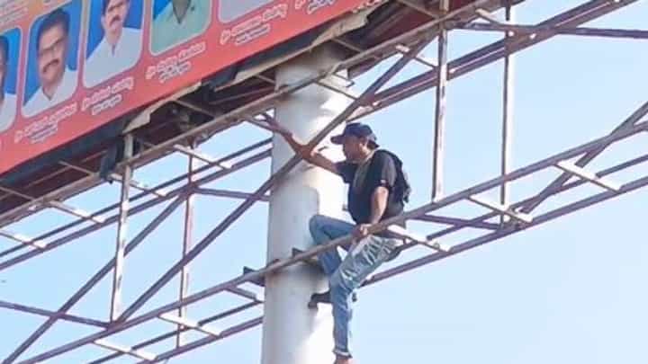 ಸಂಬಳ ಕೇಳಿದ್ದಕ್ಕೆ ಕಾರ್ಮಿಕನ ಮೇಲೆ ಹೋಟೆಲ್ ಮಾಲೀಕನಿಂದ ಹಲ್ಲೆ: ಬ್ಯಾನರ್ ಕಂಬ ಏರಿ ಪ್ರತಿಭಟನೆ ಸಂಬಳ ಕೇಳಿದ್ದಕ್ಕೆ ಕಾರ್ಮಿಕನ ಮೇಲೆ ಹೋಟೆಲ್ ಮಾಲೀಕನಿಂದ ಹಲ್ಲೆ: ಬ್ಯಾನರ್ ಕಂಬ ಏರಿ ಪ್ರತಿಭಟನೆ