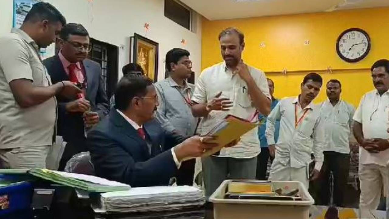 ಸರ್ಕಾರಿ ಕಡತ ಪಾಕ್, ಚೀನಾಕ್ಕೆ ಕೊಡಲ್ಲವೆಂದು ಏನ್ ಗ್ಯಾರಂಟಿ: ಕಾಂಟ್ರಾಕ್ಟರ್ ವಿರುದ್ದ ಉಪ ಲೋಕಾಯುಕ್ತ ಗರಂ ಸರ್ಕಾರಿ ಕಡತ ಪಾಕ್, ಚೀನಾಕ್ಕೆ ಕೊಡಲ್ಲವೆಂದು ಏನ್ ಗ್ಯಾರಂಟಿ: ಕಾಂಟ್ರಾಕ್ಟರ್ ವಿರುದ್ದ ಉಪ ಲೋಕಾಯುಕ್ತ ಗರಂ