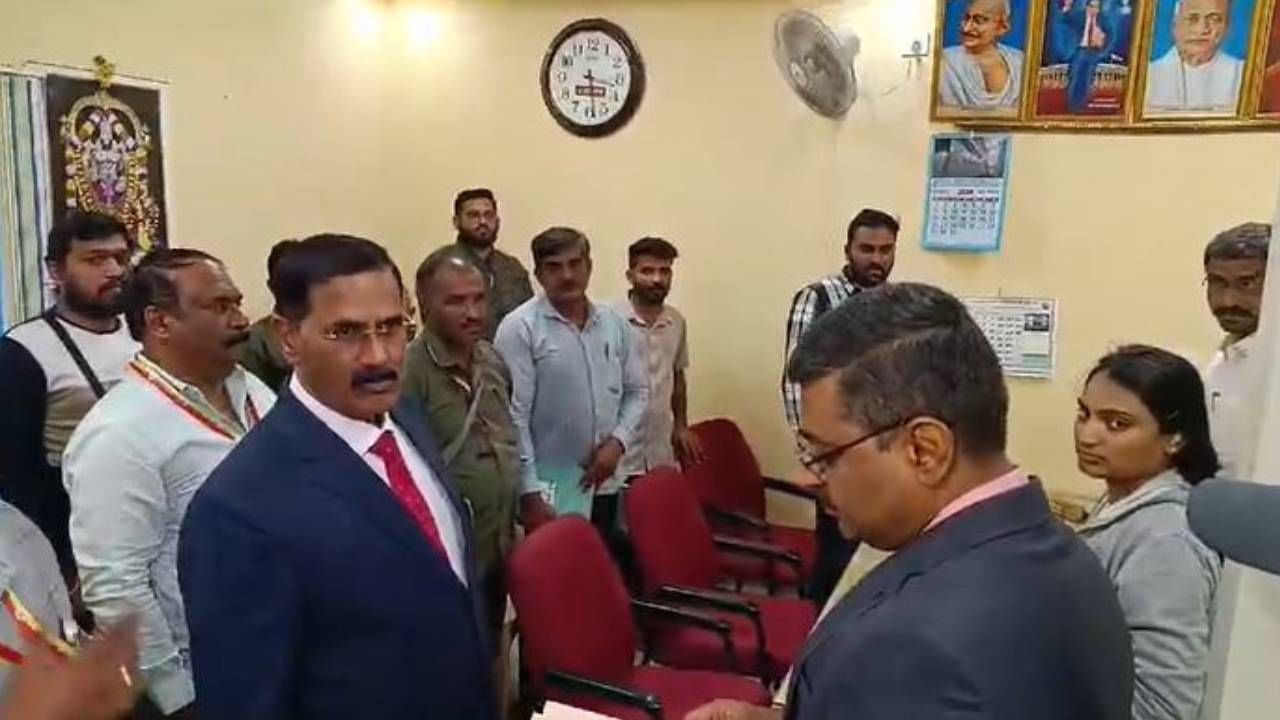 ಸಾರ್ವಜನಿಕರಿಂದ ದೂರು: ಬೆಸ್ಕಾಂ, ಜಲಮಂಡಳಿ ಕಚೇರಿಗಳ ಮೇಲೆ ಲೋಕಾಯುಕ್ತ ದಾಳಿ ಸಾರ್ವಜನಿಕರಿಂದ ದೂರು: ಬೆಸ್ಕಾಂ, ಜಲಮಂಡಳಿ ಕಚೇರಿಗಳ ಮೇಲೆ ಲೋಕಾಯುಕ್ತ ದಾಳಿ