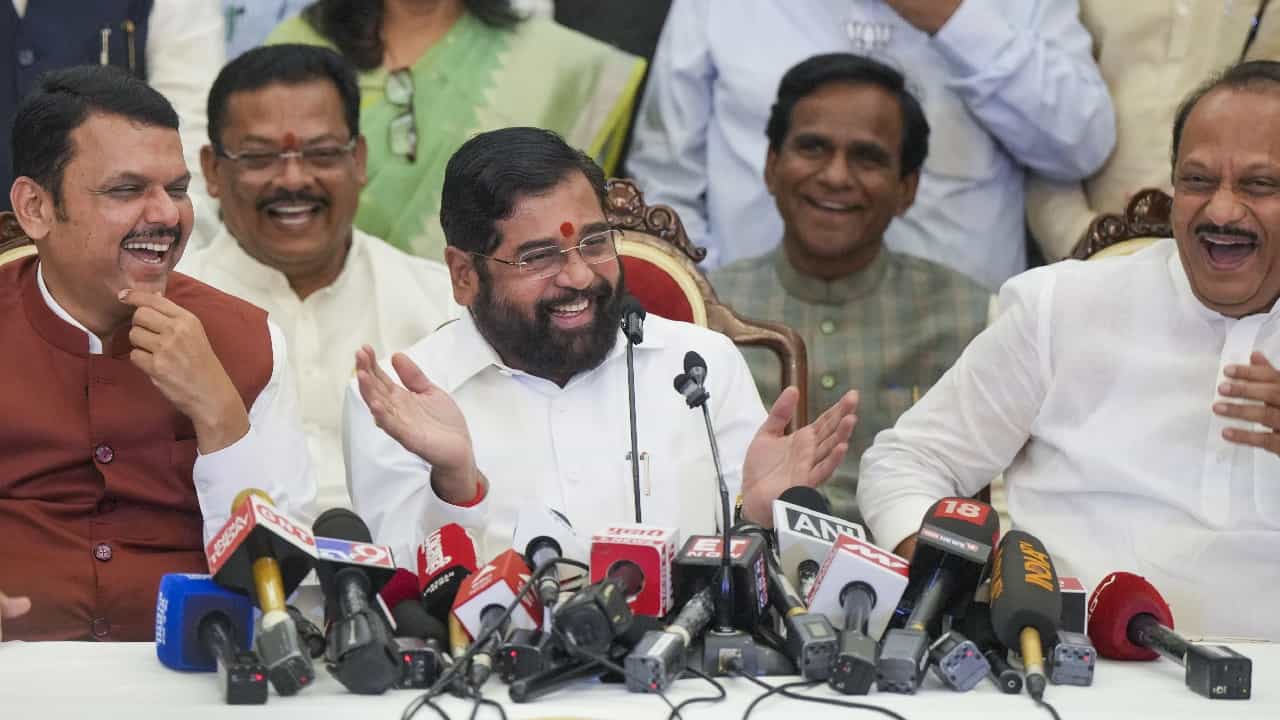 ಮಹಾರಾಷ್ಟ್ರದ ಸಿಎಂ ಆಗಿ ದೇವೇಂದ್ರ ಫಡ್ನವಿಸ್ ಜೊತೆ ಇಬ್ಬರು ಉಪ ಮುಖ್ಯಮಂತ್ರಿಗಳು ನಾಳೆ ಪ್ರಮಾಣ ವಚನ ಸ್ವೀಕಾರ ಮಹಾರಾಷ್ಟ್ರದ ಸಿಎಂ ಆಗಿ ದೇವೇಂದ್ರ ಫಡ್ನವಿಸ್ ಜೊತೆ ಇಬ್ಬರು ಉಪ ಮುಖ್ಯಮಂತ್ರಿಗಳು ನಾಳೆ ಪ್ರಮಾಣ ವಚನ ಸ್ವೀಕಾರ