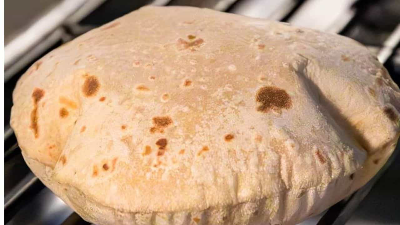 Kitchen Hacks: ಚಪಾತಿಯು ಮೃದುವಾಗಿ ಪೂರಿಯಂತೆ ಉಬ್ಬಿ ಬರ್ಬೇಕಾ? ಇಲ್ಲಿದೆ ಸಿಂಪಲ್ ಟಿಪ್ಸ್ Kitchen Hacks: ಚಪಾತಿಯು ಮೃದುವಾಗಿ ಪೂರಿಯಂತೆ ಉಬ್ಬಿ ಬರ್ಬೇಕಾ? ಇಲ್ಲಿದೆ ಸಿಂಪಲ್ ಟಿಪ್ಸ್