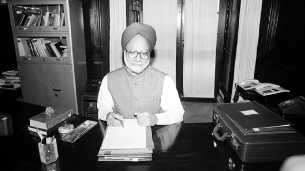 ದೇಶದ ಅತ್ಯಂತ ಮೇಧಾವಿ ಪ್ರಧಾನಿ, ಖ್ಯಾತ ಅರ್ಥಶಾಸ್ತ್ರಜ್ಞ ಡಾ. ಮನಮೋಹನ್ ಸಿಂಗ್ ನಿಧನಕ್ಕೆ ರಾಷ್ಟ್ರ ಕಂಬನಿ ಮಿಡಿಯುತ್ತಿದೆ. ಎರಡು ಬಾರಿ ದೇಶದ ಪ್ರಧಾನಿಯಾಗಿದ್ದ ಮನಮೋಹನ್ ಸಿಂಗ್ ಅವರ ಯೋಜನೆಗಳು ಇಂದಿಗೂ ಮುಂದುವರೆದಿವೆ. ತಮ್ಮ ಆಡಳಿತಾವಧಿಯಲ್ಲಿ ಅನೇಕ ಸುಧಾರಣೆಗಳನ್ನು ಮನಮೋಹನ್ ಸಿಂಗ್ ತಂದಿದ್ದಾರೆ.