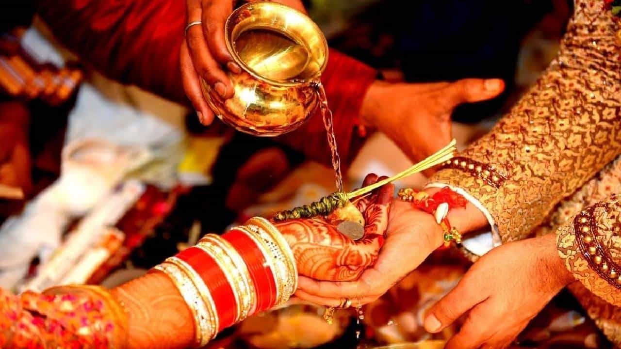 ಮದುವೆ ಮಂಟಪದಿಂದ ಹತ್ತಾರು ಬಾರಿ ಎದ್ದು ಹೋಗ್ತಿದ್ದ ವರ, ಅನುಮಾನ ಬಂದು ಹಿಂದೆ ಹೋದಾಗ ಕಂಡಿದ್ದೇನು? ಮದುವೆ ಮಂಟಪದಿಂದ ಹತ್ತಾರು ಬಾರಿ ಎದ್ದು ಹೋಗ್ತಿದ್ದ ವರ, ಅನುಮಾನ ಬಂದು ಹಿಂದೆ ಹೋದಾಗ ಕಂಡಿದ್ದೇನು?