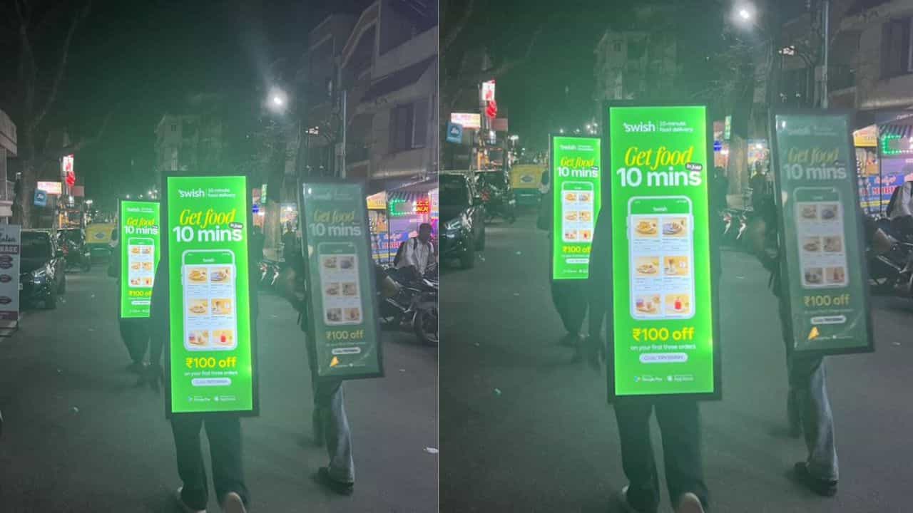 Viral: ಫುಡ್ ಡೆಲಿವರಿ ಆ್ಯಪ್ನ ಬಿಲ್ಬೋರ್ಡ್ ಬೆನ್ನಿಗೆ ಕಟ್ಟಿ ಬೀದಿಯಲ್ಲಿ ಅಡ್ಡಾಡಿದ ಬೆಂಗಳೂರು ಯುವಕರು Viral: ಫುಡ್ ಡೆಲಿವರಿ ಆ್ಯಪ್ನ ಬಿಲ್ಬೋರ್ಡ್ ಬೆನ್ನಿಗೆ ಕಟ್ಟಿ ಬೀದಿಯಲ್ಲಿ ಅಡ್ಡಾಡಿದ ಬೆಂಗಳೂರು ಯುವಕರು