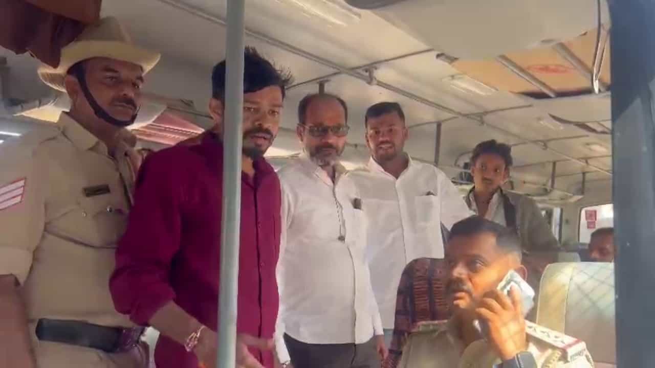 ಬೆಳಗಾವಿ ಅಧಿವೇಶನದ ವಿರುದ್ಧ ಪ್ರತಿಭಟನೆ: ಎಂಇಎಸ್ ಮುಖಂಡರು, ಕಾರ್ಯಕರ್ತರು ಪೊಲೀಸ್ ವಶಕ್ಕೆ ಬೆಳಗಾವಿ ಅಧಿವೇಶನದ ವಿರುದ್ಧ ಪ್ರತಿಭಟನೆ: ಎಂಇಎಸ್ ಮುಖಂಡರು, ಕಾರ್ಯಕರ್ತರು ಪೊಲೀಸ್ ವಶಕ್ಕೆ