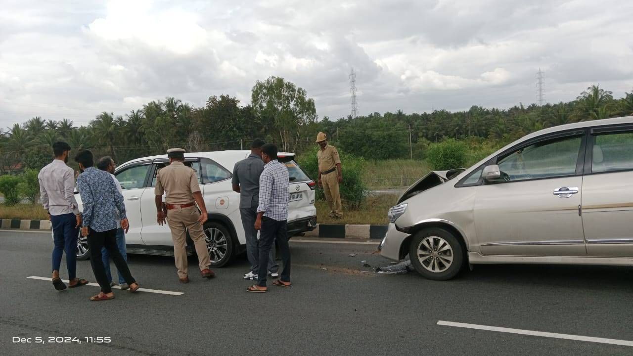 ಅದೃಷ್ಟವಶಾತ್​ ಸಚಿವ ಮುನಿಯಪ್ಪ ಅವರು ಪ್ರಾಣಾಪಾಯದಿಂದ ಪಾರಾಗಿದ್ದಾರೆ. ಇನ್ನು ಅಪಘಾತದ ಹೊಡೆತಕ್ಕೆ ಸಚಿವರ ಕಾರು ಜಖಂಗೊಂಡಿದೆ. 