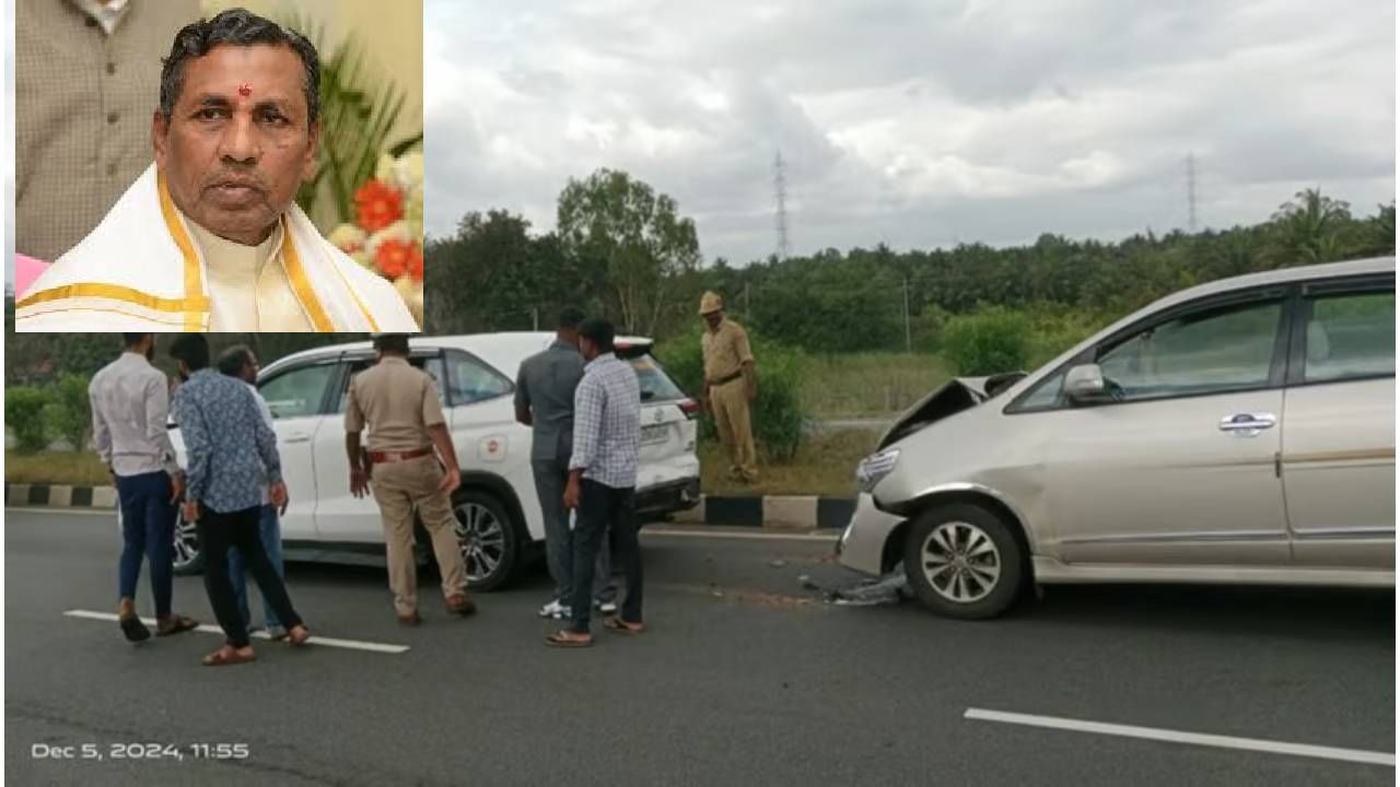 ಆಹಾರ ಮತ್ತು ನಾಗರಿಕ ಸರಬರಾಜು ಸಚಿವ ಕೆ.ಹೆಚ್.ಮುನಿಯಪ್ಪ ಪ್ರಯಾಣಿಸುತ್ತಿದ್ದ ಕಾರು ಅಪಘಾತಕ್ಕೀಡಾಗಿದೆ. ಹಿಂಬದಿಯಿಂದ ಬಂದ ಇನೋವಾ ಸಚಿವರ ಕಾರಿಗೆ ಡಿಕ್ಕಿ ಹೊಡೆದಿದೆ. 