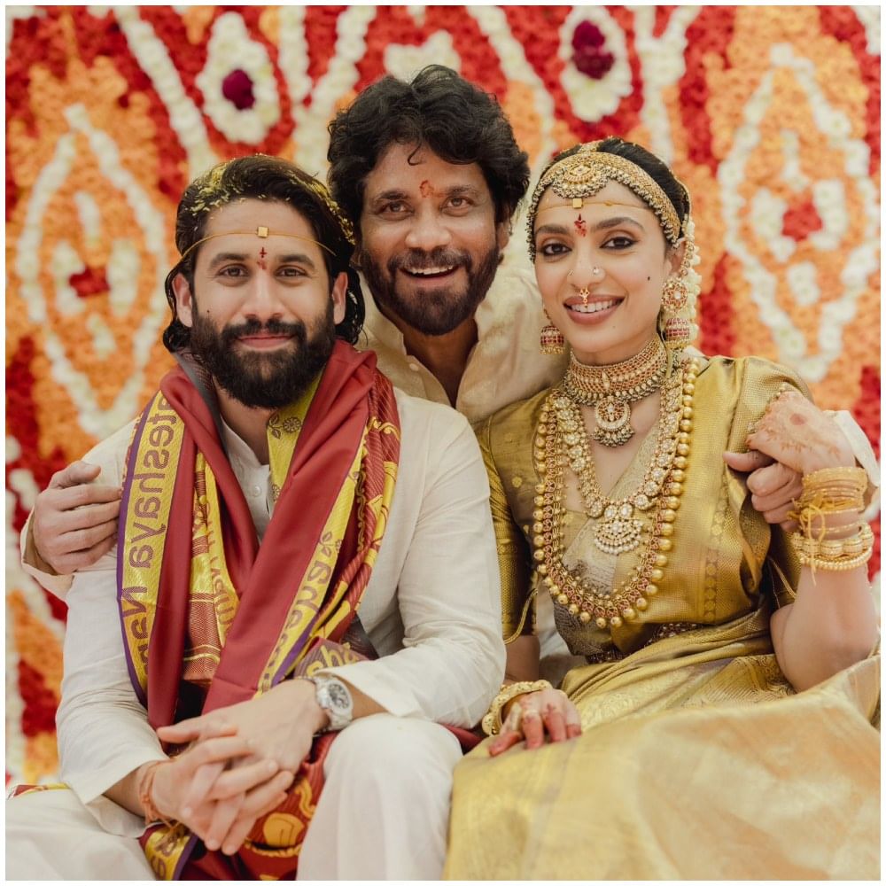 ನಾಗ ಚೈತನ್ಯ ಅವರ ವಿವಾಹದಿಂದ ತಂದೆ ಅಕ್ಕಿನೇನಿ ನಾಗಾರ್ಜುನ ಸಖತ್ ಖುಷಿ ಆಗಿದ್ದಾರೆ. ಅವರು ನವ ದಂಪತಿ ಜೊತೆ ಪೋಸ್ ಕೊಟ್ಟಿದ್ದಾರೆ. ಈ ಫೋಟೋಗಳು ಸೋಶಿಯಲ್ ಮೀಡಿಯಾದಲ್ಲಿ ವೈರಲ್ ಆಗಿ ಗಮನ ಸೆಳೆದಿದೆ.