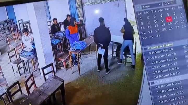 ಮೊಬೈಲ್ ಕಸಿದುಕೊಂಡಿದ್ದಕ್ಕೆ ಕ್ಲಾಸ್ ರೂಂನಲ್ಲೇ ಶಿಕ್ಷಕನಿಗೆ ಚಾಕುವಿನಿಂದ ಇರಿದ ವಿದ್ಯಾರ್ಥಿಗಳು ಮೊಬೈಲ್ ಕಸಿದುಕೊಂಡಿದ್ದಕ್ಕೆ ಕ್ಲಾಸ್ ರೂಂನಲ್ಲೇ ಶಿಕ್ಷಕನಿಗೆ ಚಾಕುವಿನಿಂದ ಇರಿದ ವಿದ್ಯಾರ್ಥಿಗಳು