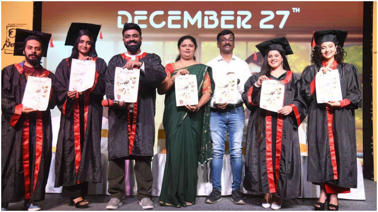 ಶ್ರೀಮತಿ ವಿಜಯಕಲಾ ಸುಧಾಕರ್ ಮತ್ತು ತನುಷ್ ಎಸ್.ವಿ. ದೇಸಾಯಿ ಗೌಡ ಅವರು ಜಂಟಿಯಾಗಿ ‘ಔಟ್ ಫಸ್ ಸಿಲಬಸ್’ ಸಿನಿಮಾವನ್ನು ನಿರ್ಮಾಣ ಮಾಡಿದ್ದಾರೆ. ಈ ಸಿನಿಮಾದ ಟ್ರೇಲರ್ ಇತ್ತೀಚೆಗೆ ಬಿಡುಗಡೆ ಆಯಿತು. ಯುವ ಜನರಿಗೆ ಟ್ರೇಲರ್ ಇಷ್ಟ ಆಗುತ್ತಿದೆ.