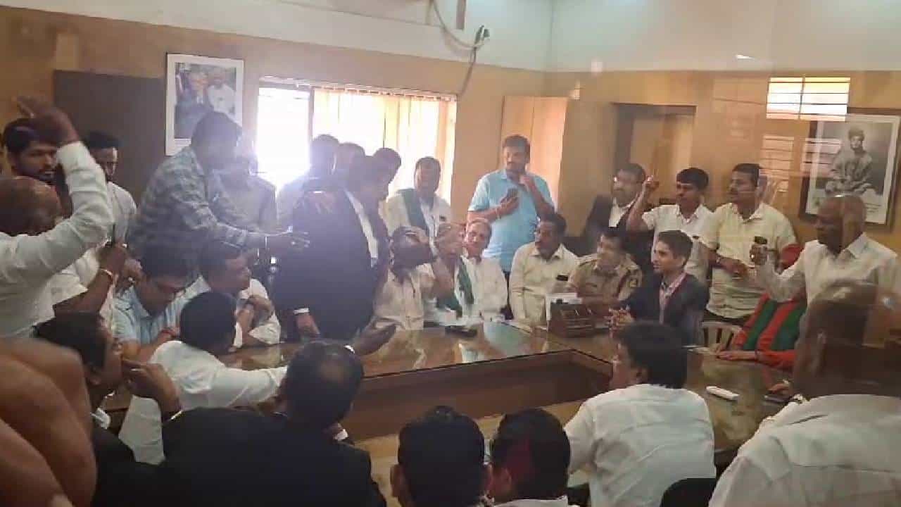 ಪಂಚಮಸಾಲಿ ಹೋರಾಟ: ಸಂಧಾನ ಸಭೆಯಲ್ಲಿ ಬೆಳಗಾವಿ ಜಿಲ್ಲಾಧಿಕಾರಿಗೆ ತರಾಟೆ ಪಂಚಮಸಾಲಿ ಹೋರಾಟ: ಸಂಧಾನ ಸಭೆಯಲ್ಲಿ ಬೆಳಗಾವಿ ಜಿಲ್ಲಾಧಿಕಾರಿಗೆ ತರಾಟೆ