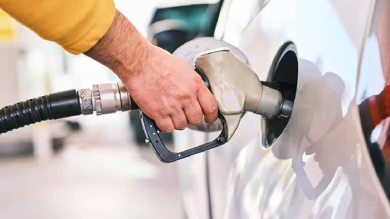 Petrol Diesel Price on December 04: ಬಿಹಾರದಲ್ಲಿ ಪೆಟ್ರೋಲ್ ಬೆಲೆ ಏರಿಕೆ, ಉತ್ತರ ಪ್ರದೇಶದಲ್ಲಿ ಇಳಿಕೆ Petrol Diesel Price on December 04: ಬಿಹಾರದಲ್ಲಿ ಪೆಟ್ರೋಲ್ ಬೆಲೆ ಏರಿಕೆ, ಉತ್ತರ ಪ್ರದೇಶದಲ್ಲಿ ಇಳಿಕೆ