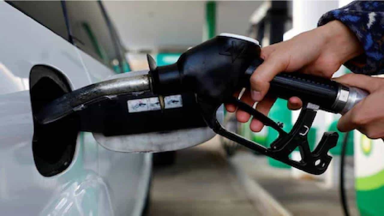 Petrol Diesel Price on December 06: 72 ಡಾಲರ್ ದಾಟಿದ ಕಚ್ಚಾತೈಲ ಬೆಲೆ, ದೇಶದಲ್ಲಿ ಇಂಧನ ದರ ಎಷ್ಟಿದೆ? Petrol Diesel Price on December 06: 72 ಡಾಲರ್ ದಾಟಿದ ಕಚ್ಚಾತೈಲ ಬೆಲೆ, ದೇಶದಲ್ಲಿ ಇಂಧನ ದರ ಎಷ್ಟಿದೆ?