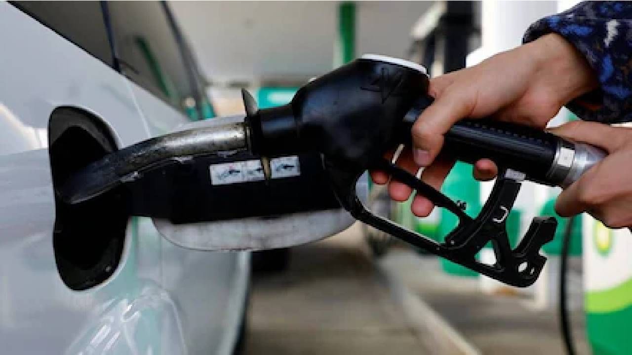 Petrol Diesel Price on December 06: 72 ಡಾಲರ್​ ದಾಟಿದ ಕಚ್ಚಾತೈಲ ಬೆಲೆ, ದೇಶದಲ್ಲಿ ಇಂಧನ ದರ ಎಷ್ಟಿದೆ?