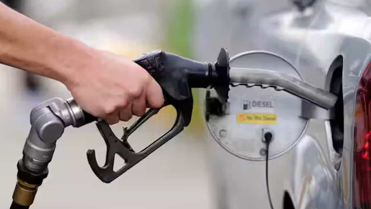 Petrol Diesel Price on December 17: ಅಂತಾರಾಷ್ಟ್ರೀಯ ಮಾರುಕಟ್ಟೆಯಲ್ಲಿ ಕಚ್ಚಾತೈಲ ಬೆಲೆ ಏರಿಕೆ Petrol Diesel Price on December 17: ಅಂತಾರಾಷ್ಟ್ರೀಯ ಮಾರುಕಟ್ಟೆಯಲ್ಲಿ ಕಚ್ಚಾತೈಲ ಬೆಲೆ ಏರಿಕೆ