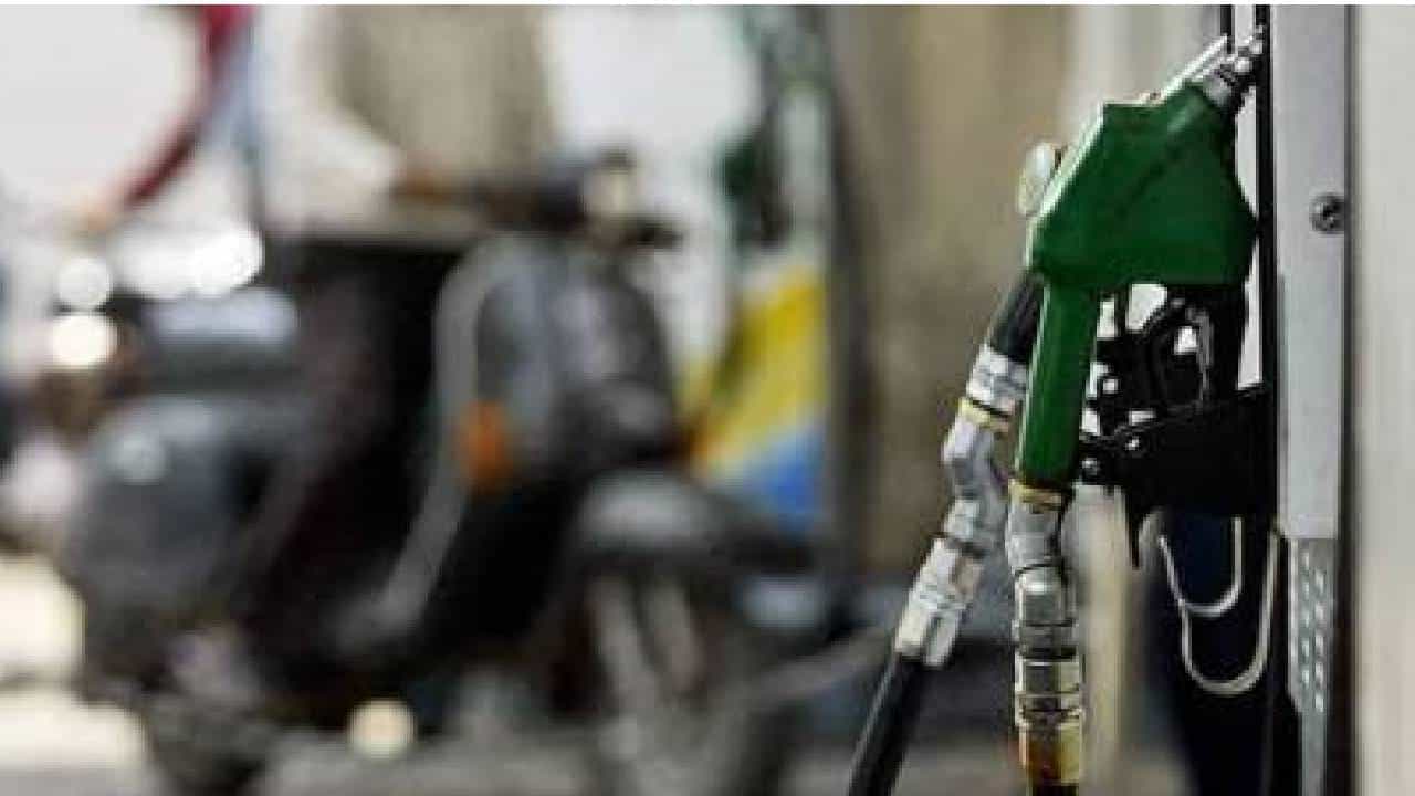 Petrol Diesel Price on December 30: ಇಂಧನ ಬೆಲೆ ಸ್ಥಿರ: ಭಾರತದ ಪ್ರಮುಖ ನಗರಗಳಲ್ಲಿ ಪೆಟ್ರೋಲ್, ಡೀಸೆಲ್ ಬೆಲೆ ಎಷ್ಟಿದೆ? Petrol Diesel Price on December 30: ಇಂಧನ ಬೆಲೆ ಸ್ಥಿರ: ಭಾರತದ ಪ್ರಮುಖ ನಗರಗಳಲ್ಲಿ ಪೆಟ್ರೋಲ್, ಡೀಸೆಲ್ ಬೆಲೆ ಎಷ್ಟಿದೆ?
