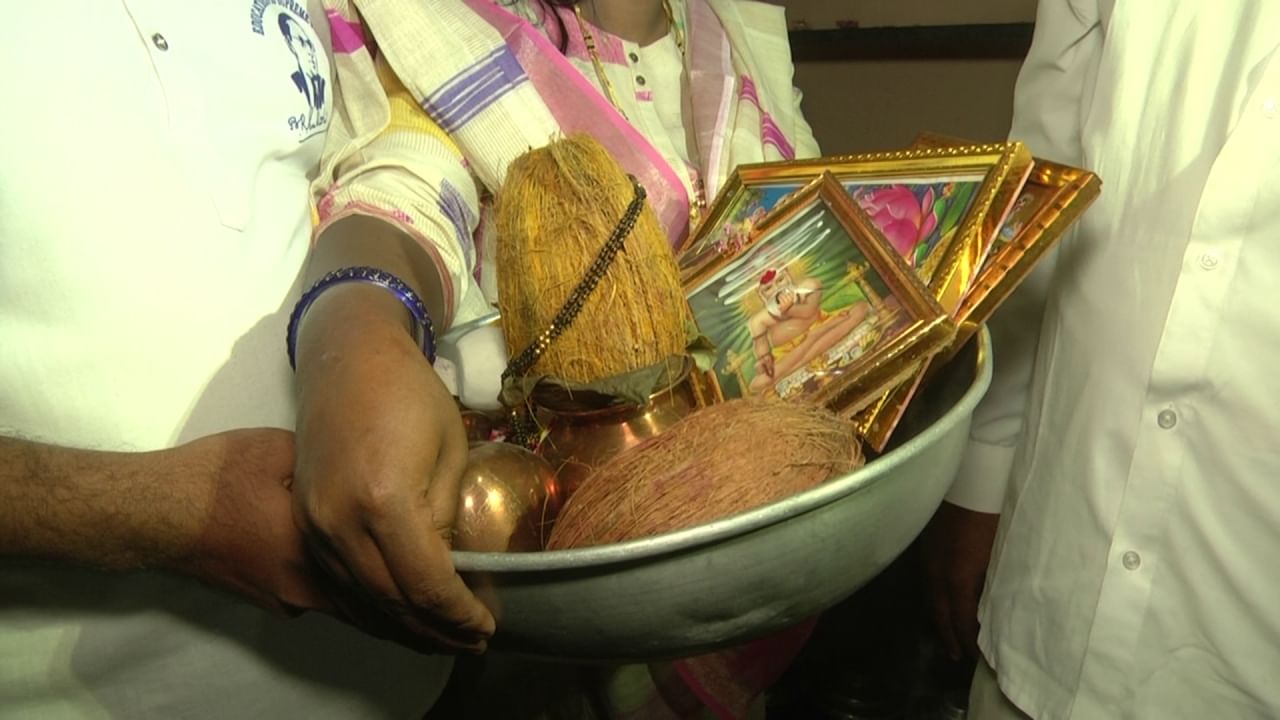 ಗದಗ: ಮನೆಯಲ್ಲಿ ಪೂಜಿಸುವ ಯಲ್ಲಮ್ಮ, ಹುಲಿಗೆಮ್ಮ, ಲಕ್ಷ್ಮೀ ದೇವರ ಫೋಟೊಗಳನ್ನು ಹೊರಗೆಸೆದ ಕುಟುಂಬ! ಗದಗ: ಮನೆಯಲ್ಲಿ ಪೂಜಿಸುವ ಯಲ್ಲಮ್ಮ, ಹುಲಿಗೆಮ್ಮ, ಲಕ್ಷ್ಮೀ ದೇವರ ಫೋಟೊಗಳನ್ನು ಹೊರಗೆಸೆದ ಕುಟುಂಬ!