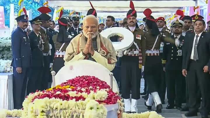 ಮಾಜಿ ಪಿಎಂ ಮನಮೋಹನ್ ಸಿಂಗ್ಗೆ ಅಂತಿಮ ನಮನ ಸಲ್ಲಿಸಿದ ಪ್ರಧಾನಿ ನರೇಂದ್ರ ಮೋದಿ ಮಾಜಿ ಪಿಎಂ ಮನಮೋಹನ್ ಸಿಂಗ್ಗೆ ಅಂತಿಮ ನಮನ ಸಲ್ಲಿಸಿದ ಪ್ರಧಾನಿ ನರೇಂದ್ರ ಮೋದಿ